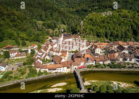 Die historische Altstadt von Saint-Ursanne aus der Luft gesehen, Schweiz, Europa | die historische Altstadt von Saint-Ursanne von oben gesehen, Schweizla Stockfoto