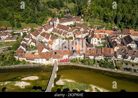 Die historische Altstadt von Saint-Ursanne aus der Luft gesehen, Schweiz, Europa | die historische Altstadt von Saint-Ursanne von oben gesehen, Schweizla Stockfoto