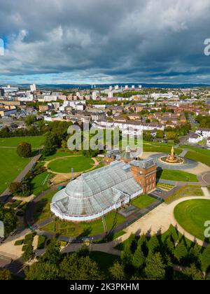 Luftaufnahme des Peoples Palace und der Winter Gardens im Glasgow Green Park in Glasgow, Schottland, Großbritannien Stockfoto