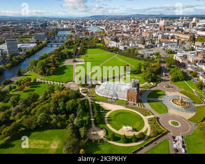 Luftaufnahme des Peoples Palace und der Winter Gardens im Glasgow Green Park in Glasgow, Schottland, Großbritannien Stockfoto