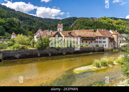 Die historische Altstadt von Saint-Ursanne und der Fluss Doubs, Schweiz, Europa | die historische Altstadt von Saint-Ursanne und der Doubs, Schweiz Stockfoto