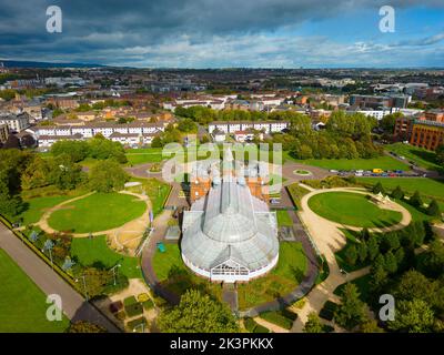 Luftaufnahme des Peoples Palace und der Winter Gardens im Glasgow Green Park in Glasgow, Schottland, Großbritannien Stockfoto