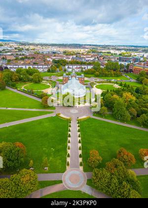 Luftaufnahme des Peoples Palace und der Winter Gardens im Glasgow Green Park in Glasgow, Schottland, Großbritannien Stockfoto