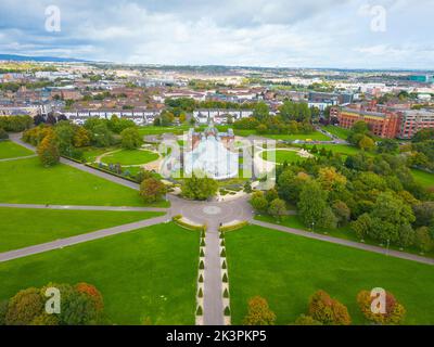 Luftaufnahme des Peoples Palace und der Winter Gardens im Glasgow Green Park in Glasgow, Schottland, Großbritannien Stockfoto