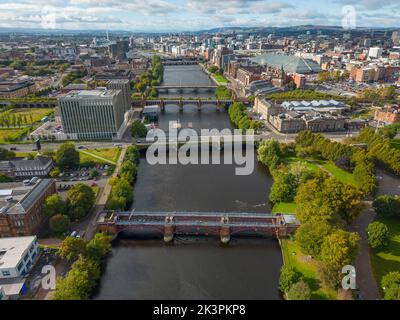 Luftaufnahme von Brücken über den Fluss Clyde in Glasgow, Schottland, Großbritannien Stockfoto