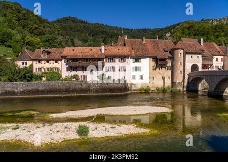 Die historische Altstadt von Saint-Ursanne und der Fluss Doubs, Schweiz, Europa | die historische Altstadt von Saint-Ursanne und der Doubs, Schweiz Stockfoto