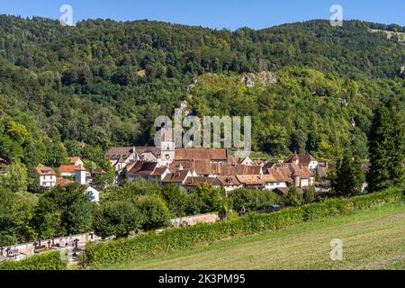 Die historische Altstadt von Saint-Ursanne aus der Luft gesehen, Schweiz, Europa | die historische Altstadt von Saint-Ursanne von oben gesehen, Schweizla Stockfoto