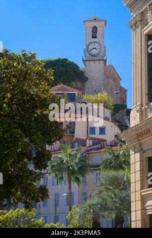 Die Altstadt von Cannes (Suquet) und der blaue Himmel Stockfoto