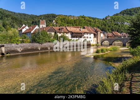 Die historische Altstadt von Saint-Ursanne und der Fluss Doubs, Schweiz, Europa | die historische Altstadt von Saint-Ursanne und der Doubs, Schweiz Stockfoto