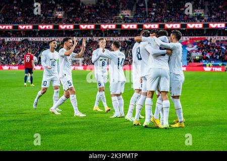 Oslo 20220927.der serbische Fußballspieler Dusan Vlahovic feiert mit seinen Teamkollegen im Ullevaal-Stadion im Nationenliga-Fußballspiel zwischen Norwegen und Serbien das Tor 0-1. Foto: Fredrik Varfjell / NTB Stockfoto