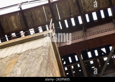 Alte Eisenbahnbrücke aus Metall und Beton, Blick von oben nach unten, Brücke in der Ukraine Karpatsky Stockfoto