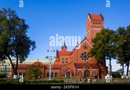 Panoramablick auf die berühmte katholische Kirche St. Simon und Helena, die Rote Kirche, auf dem Unabhängigkeitsplatz. Weißrussland .24.09.2022 Minsk, Weißrussland Stockfoto