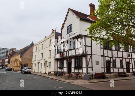 Southampton, Vereinigtes Königreich - 23. April 2019: Blick auf die Southampton Bugle Street mit dem Pub Duke of Wellington Stockfoto