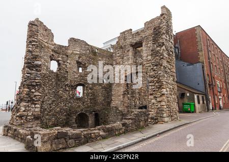 Southampton, Vereinigtes Königreich - 23. April 2019: Zerstörter Steinturm, Teil der Stadtmauer von Southampton, es ist eine Abfolge von defensiven Strukturen gebaut ein Stockfoto