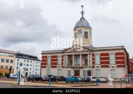 Southampton, Vereinigtes Königreich - 24. April 2019: Altes Haus mit Schiffswetterschieber auf dem Uhrenturm am Stadtquay, Southampton Stockfoto
