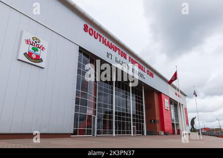 Southampton, Vereinigtes Königreich - 24. April 2019: Eingang zum St Mary Stadium mit Wappen des Southampton Football Club Stockfoto