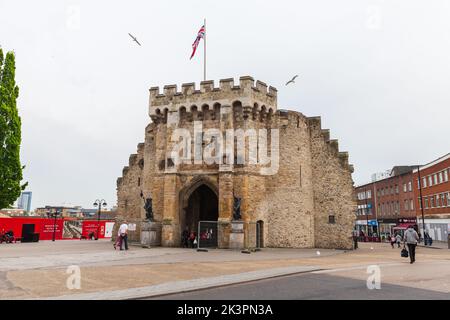 Southampton, Vereinigtes Königreich - 23. April 2019: Das Bargate ist ein mittelalterliches Torhaus in der Stadt Southampton, England Stockfoto