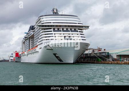 Southampton, Großbritannien - 24. April 2019: Das Kreuzschiff MSC Meraviglia wird tagsüber im Hafen von Southampton vertäut Stockfoto