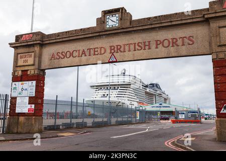 Southampton, Großbritannien - 24. April 2019: Associated British Ports Gate. Das Kreuzfahrtschiff MSC Meraviglia ist im Hafen von Southampton am Liegeplatz festgemacht Stockfoto