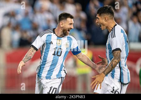 New York, USA. 27. September 2022. Lionel Messi (10) aus Argentinien feiert mit Carlos Joaquin Correa (16) beim Freundschaftsspiel gegen Jamaika in der Red Bull Arena in Harrison, NJ, am 27. September 2022 das Tor. Argentinien gewann 3 - 0. Freundschaftsspiel, das in Vorbereitung auf die WM im November 2022 in Katar gespielt wird. Drei Eindringlinge wurden von Sicherheitspersonal festgenommen, nachdem sie während des Spiels den argentinischen Lionel Messi erreicht hatten. (Foto von Lev Radin/Sipa USA) Quelle: SIPA USA/Alamy Live News Stockfoto