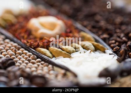 Gewürze und Bohnen in verschiedenen Farben Stockfoto