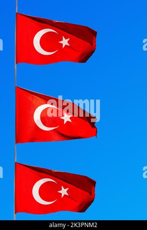 Drei türkische Flaggen auf blauem Himmel. Stockfoto