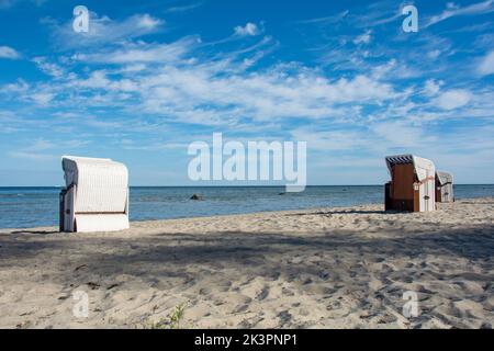 Weiße traditionelle Korbkörbe am Sandstrand mit Ostsee, auf Poel, Deutschland Stockfoto