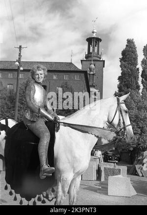 In der 1940s. Der amerikanische Film Jeanne d'Arc wird zur Premiere befördert und Kerstin Bergo wurde als Ingrid Bergman im PR-Stunt ausgewählt. Sie sah beide ein wenig wie Ingrid Bergman aus und konnte reiten. Im Hintergrund das Rathaus von Stockholm. Stockholm Schweden 1949. Kristoffersson Ref. AO17-4 Stockfoto