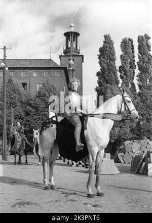In der 1940s. Der amerikanische Film Jeanne d'Arc wird zur Premiere befördert und Kerstin Bergo wurde als Ingrid Bergman im PR-Stunt ausgewählt. Sie sah beide ein wenig wie Ingrid Bergman aus und konnte reiten. Im Hintergrund das Rathaus von Stockholm. Stockholm Schweden 1949. Kristoffersson Ref. AO17-3 Stockfoto