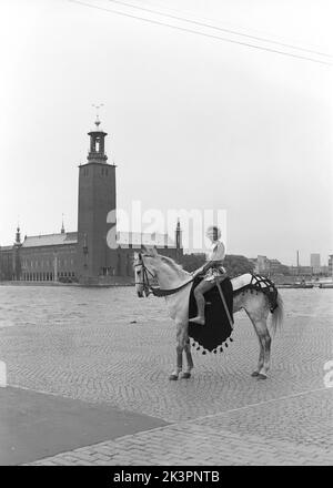 In der 1940s. Der amerikanische Film Jeanne d'Arc wird zur Premiere befördert und Kerstin Bergo wurde als Ingrid Bergman im PR-Stunt ausgewählt. Sie sah beide ein wenig wie Ingrid Bergman aus und konnte reiten. Im Hintergrund das Rathaus von Stockholm. Stockholm Schweden 1949. Kristoffersson Ref. AO17-5 Stockfoto