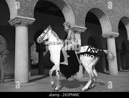 In der 1940s. Der amerikanische Film Jeanne d'Arc wird zur Premiere befördert und Kerstin Bergo wurde als Ingrid Bergman im PR-Stunt ausgewählt. Sie sah beide ein wenig wie Ingrid Bergman aus und konnte reiten. Im Hintergrund das Rathaus von Stockholm. Stockholm Schweden 1949. Kristoffersson Ref. AO17-7 Stockfoto