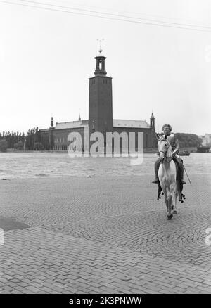 In der 1940s. Der amerikanische Film Jeanne d'Arc wird zur Premiere befördert und Kerstin Bergo wurde als Ingrid Bergman im PR-Stunt ausgewählt. Sie sah beide ein wenig wie Ingrid Bergman aus und konnte reiten. Im Hintergrund das Rathaus von Stockholm. Stockholm Schweden 1949. Kristoffersson Ref. AO18-2 Stockfoto