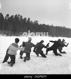 Schweden während des Zweiten Weltkriegs Eine Gruppe von Männern übt, wie man eine Granate wirft. Die schwedischen Männer nahmen oft an einer von der Regierung organisierten militärischen Ausbildung Teil. Schweden 1942 Kristoffersson Ref. M138-6 Stockfoto