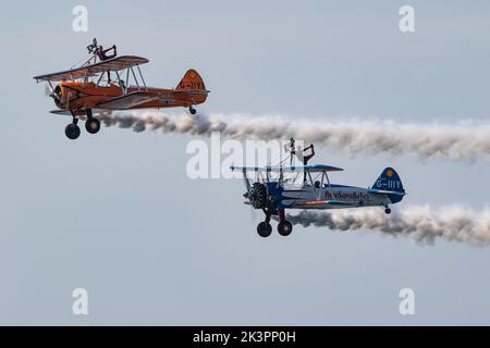 Aero Superbatics WingWalking Team zeigt auf der Blackpool Air Show 2022 Stockfoto