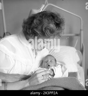 1950s Mutter. Star Fashion Model Ulla-Britta Gregemark mit ihrer Tochter Ulrika nur acht Tage alt. Schweden 1954 Ref. BX24-3 Stockfoto