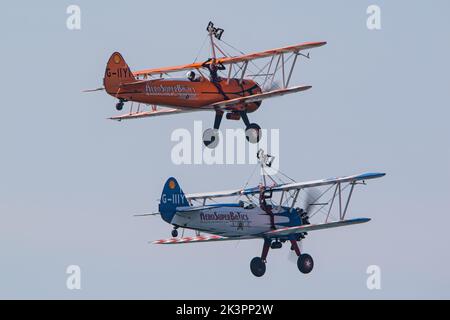 Aero Superbatics WingWalking Team zeigt auf der Blackpool Air Show 2022 Stockfoto