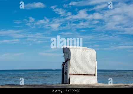 Ein Korbstrand liegt am Strand an der Ostsee mit blauem Himmel Stockfoto