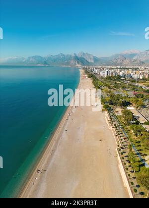 Luftdrohnenaufnahme des Konyaalti-Strandes und der Klippen von Antalya Stockfoto