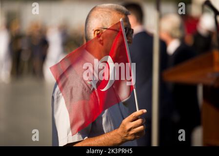 Izmir, Türkei - 9. September 2022: Älterer Mann mit türkischer Flagge am Befreiungstag von Izmir auf dem Platz der Republik Izmir Türkei. Stockfoto