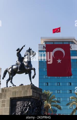 Izmir, Türkei - 9. September 2022: Atatürk-Denkmal mit Pferd und türkischer Flagge im Hintergrund. Am Befreiungstag von Izmir auf dem Platz der Republik I Stockfoto