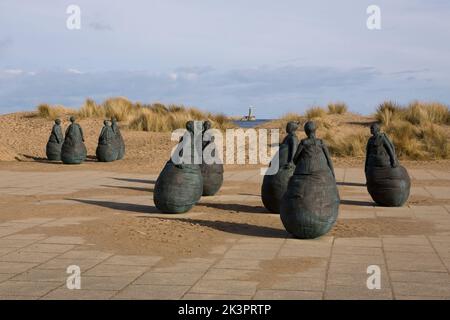 Gesprächsarbeit des Künstlers Juan Munoz 1999. Little Haven Beach in South Shields, Tyne & Wear Stockfoto