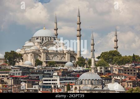 Suleymaniye Moschee. Kuppeln und Minarette im Stadtbild von Istanbul. Türkisches Wahrzeichen Stockfoto