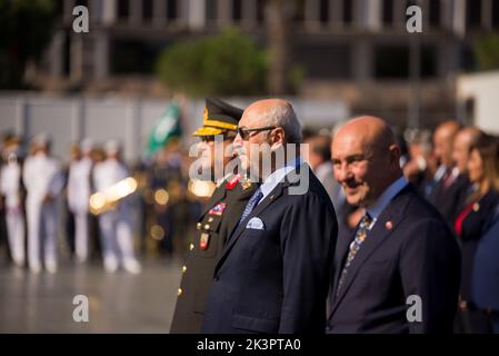 Izmir, Türkei - 9. September 2022: Bürgermeister von Izmir Tunc Soyer, Gouverneur der stadt izmir Yavuz Selim Kosger und der Generalleutnant Kemal Yeni in der Stockfoto