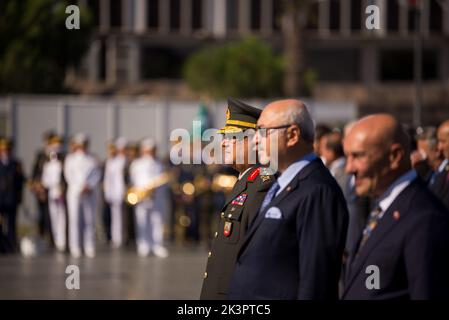 Izmir, Türkei - 9. September 2022: Bürgermeister von Izmir Tunc Soyer, Gouverneur der stadt izmir Yavuz Selim Kosger und der Generalleutnant Kemal Yeni in der Stockfoto