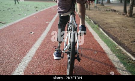 Ein behinderter amuteer Radfahrer, der Fahrrad mit Beinprothese fährt Stockfoto