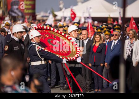 Izmir, Türkei - 9. September 2022: Die Politik trägt Kränze, die am 9. September am Tag der Befreiung der Stadt Izmir in der Republik auf die büste von atatürk gelegt werden Stockfoto