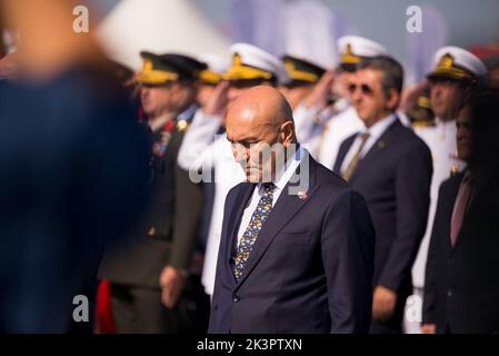 Izmir, Türkei - 9. September 2022: Der Bürgermeister von Izmir Tunç Soyer steht in einem Moment der Stille am Tag der Freiheit von Izmir auf dem Platz der Republik Izmir Türkei Stockfoto