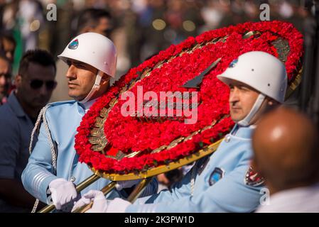 Izmir, Türkei - 9. September 2022: Die Politik trägt Kränze, die am 9. September am Tag der Befreiung der Stadt Izmir in der Republik auf die büste von atatürk gelegt werden Stockfoto