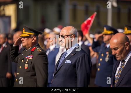 Izmir, Türkei - 9. September 2022: Bürgermeister von Izmir Tunc Soyer, Gouverneur der stadt izmir Yavuz Selim Kosger und der Generalleutnant Kemal Yeni in der Stockfoto