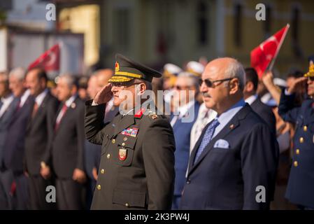 Izmir, Türkei - 9. September 2022: Gouverneur der stadt izmir Yavuz Selim Kosger und der Generalleutnant Kemal Yeni im gleichen Rahmen über die Freiheit d Stockfoto